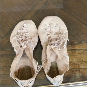 Adult NEW dance shoes Capezio nude Z11